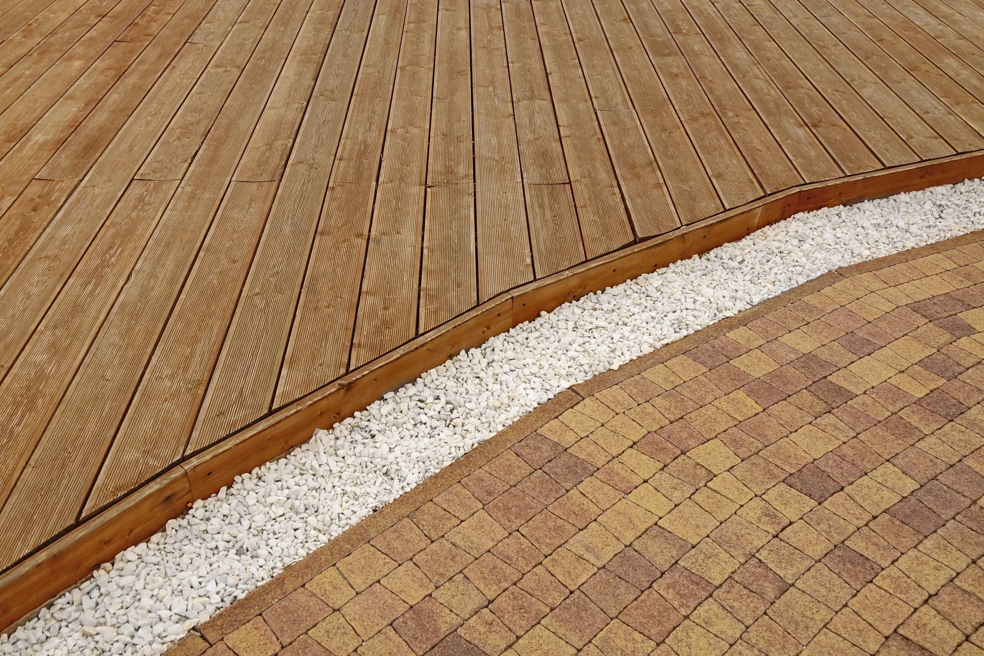 Terrasse extérieure avec transition entre revêtements de sol