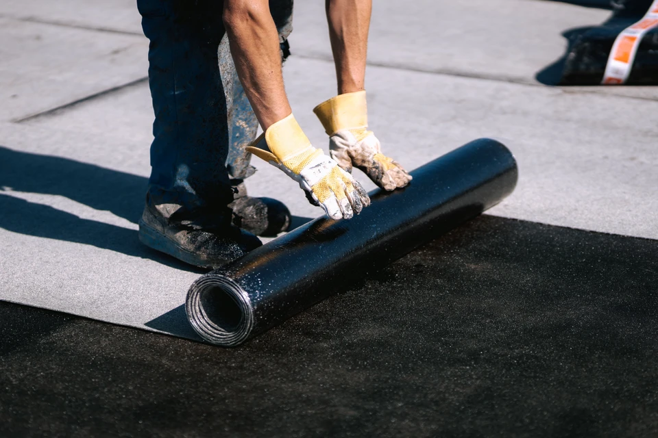 architecte-ingénieur avec casque dur et gilet de sécurité travaillant en équipe sur les principaux chantiers de construction sur tablette d'ordinateur