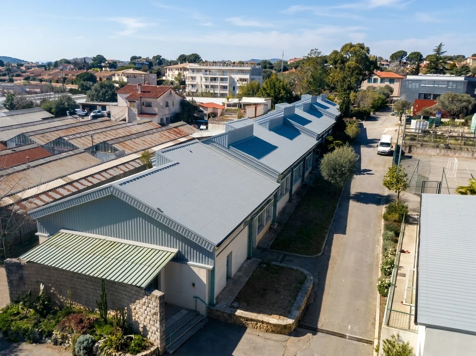 Toiture moderne d'immeuble résidentiel avec couverture métallique nervurée gris anthracite