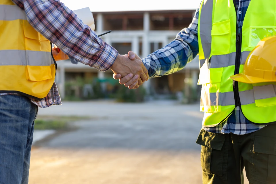 Ouvriers professionnels de l'imperméabilisation du chantier de construction de maisons