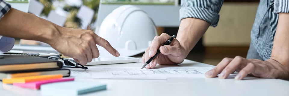 Réunion de travail en intérieur entre professionnels du bâtiment