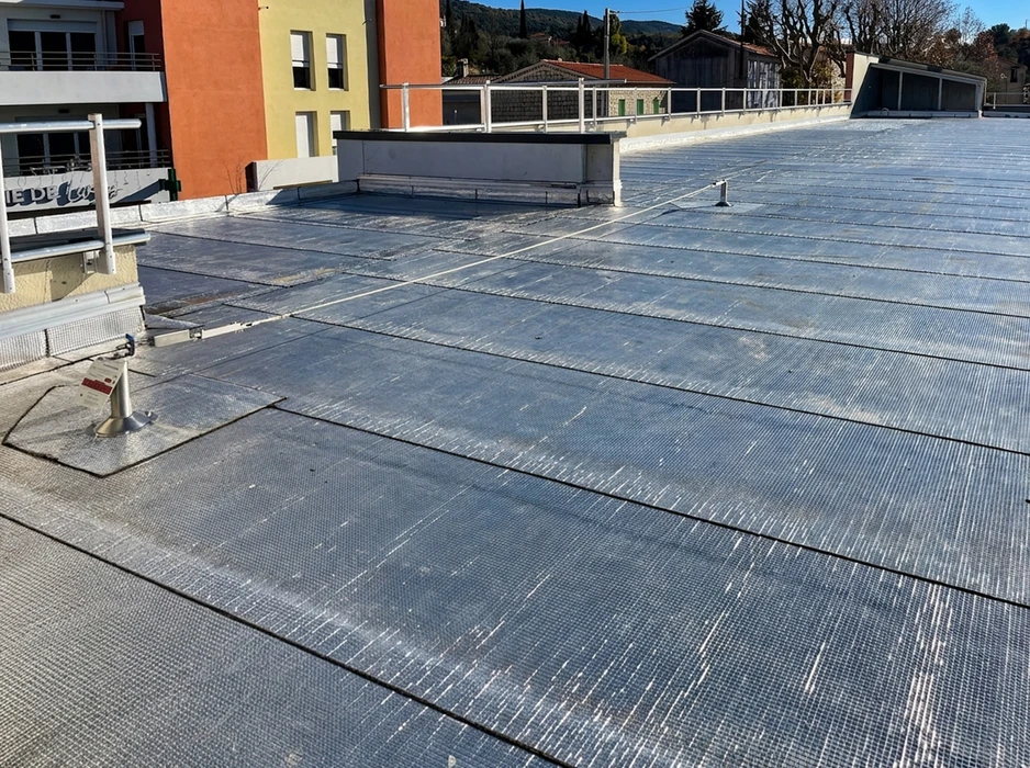 Toiture résidentielle en bardeaux d'asphalte avec évent de ventilation installé