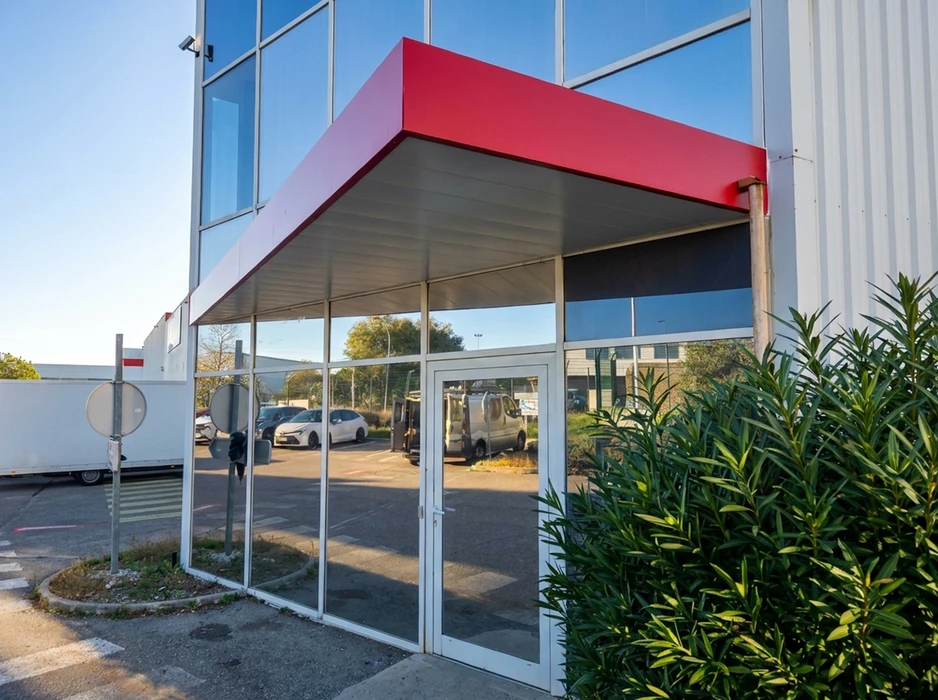 Toiture industrielle en tôle ondulée galvanisée sous ciel nuageux