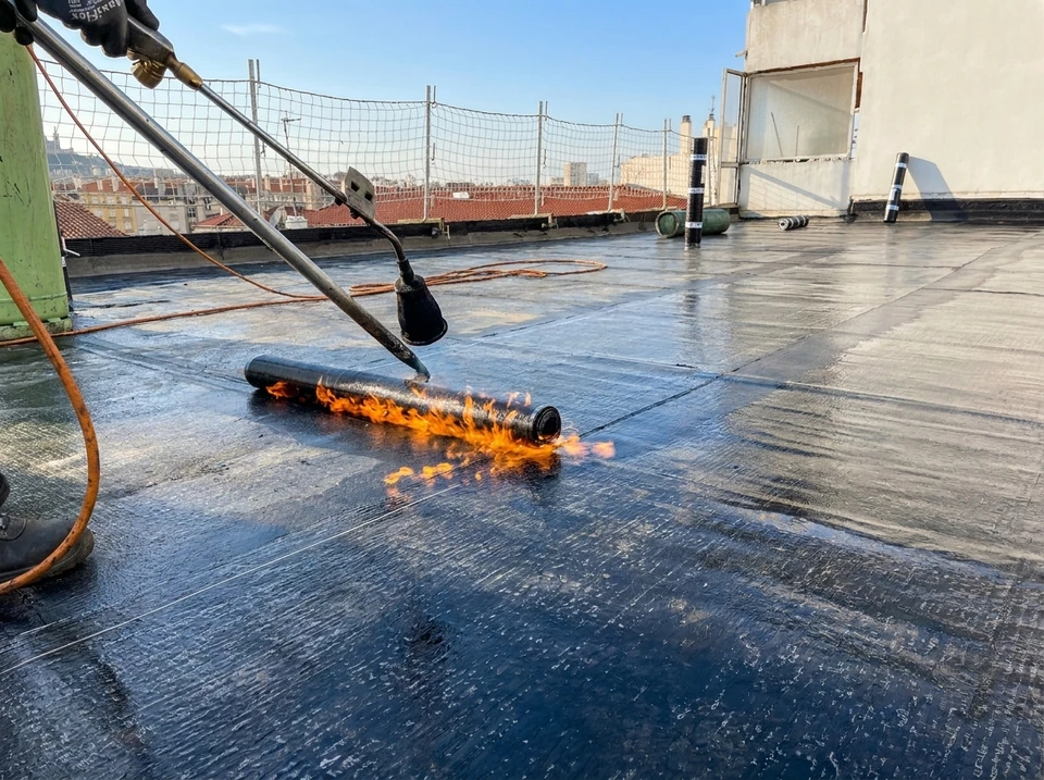 Photographie professionnelle en couleur montrant une terrasse avant et après intervention d'étanchéité : vue d'une terrasse résidentielle présentant des signes d'usure ou d'infiltration, avec en encart ou en comparaison, la même terrasse après travaux de réparation complète, avec surface lisse, étanche et en bon état. L'image peut montrer un professionnel en équipement de travail effectuant une inspection ou validation finale de la surface réparée. Exposition en lumière naturelle, style réaliste et professionnel.