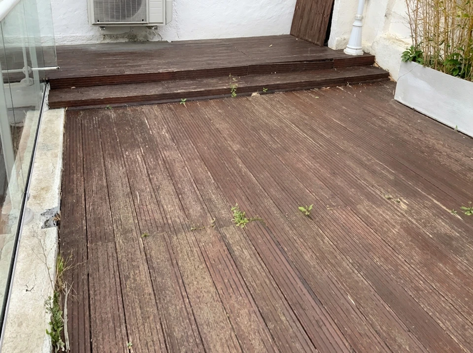 Scène extérieure montrant une toiture en bardeaux d'asphalte sous la pluie avec des gouttelettes d'eau visibles dans l'air et sur la surface